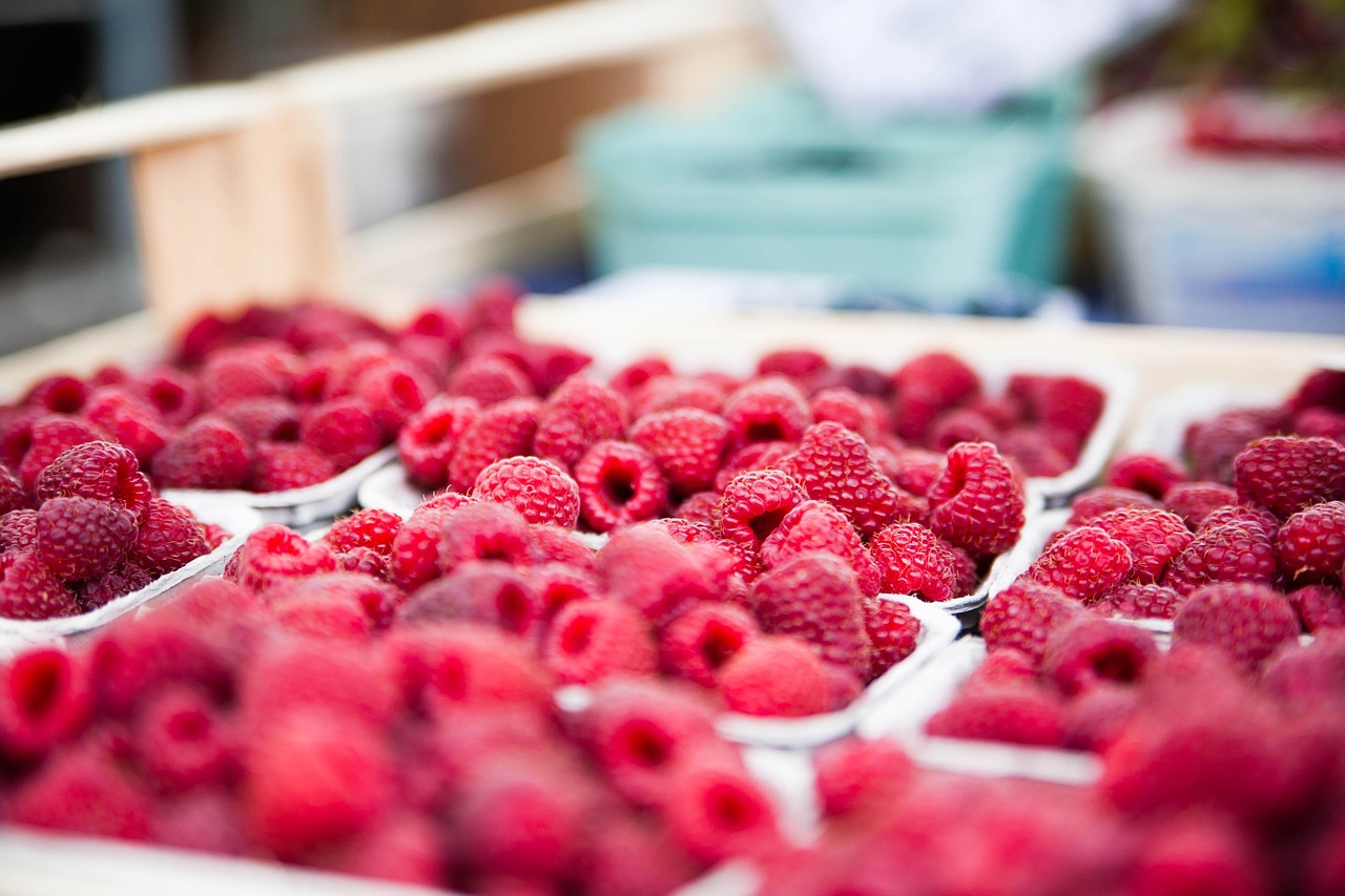 raspberries, fruits, food, snack, dessert, berries, fresh, harvest, produce, organic, sweet, market stall, farmer's market, market, raspberries, raspberries, snack, dessert, market, market, market, market, market
